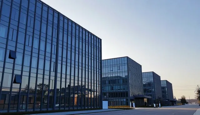 企业软件交付质量：两种常见做法的实际取舍